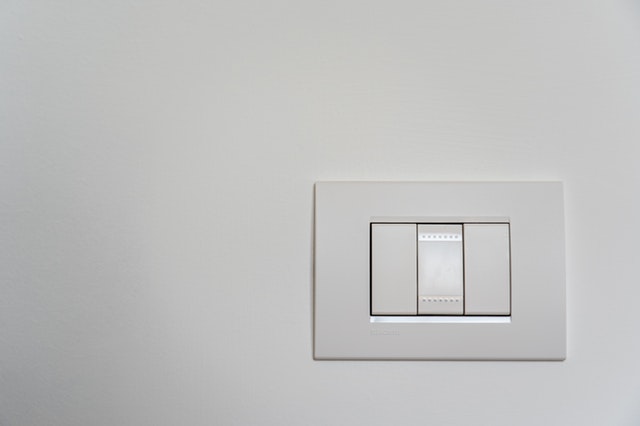 bílý vypínač na zdi