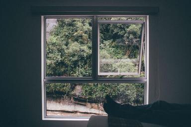 nestíněné okno